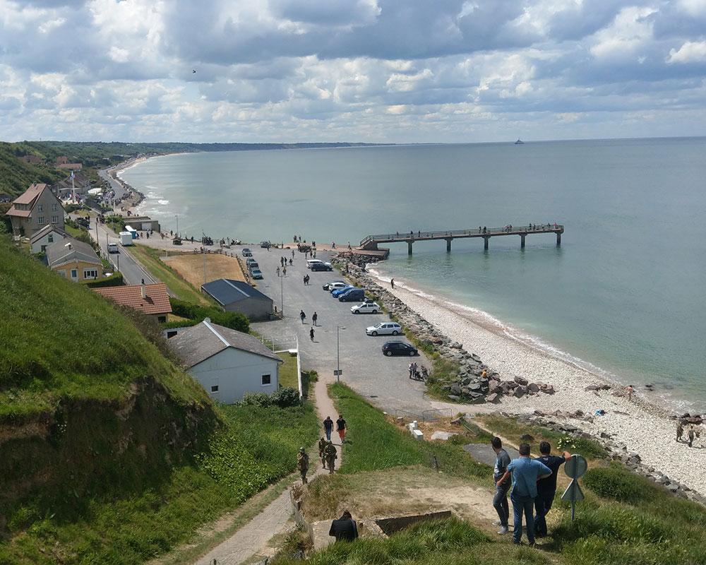 观看游行路线, 从码头开始一直延伸到一英里外的海滩, 来自纳粹地堡(图片来源:Jeff Held)